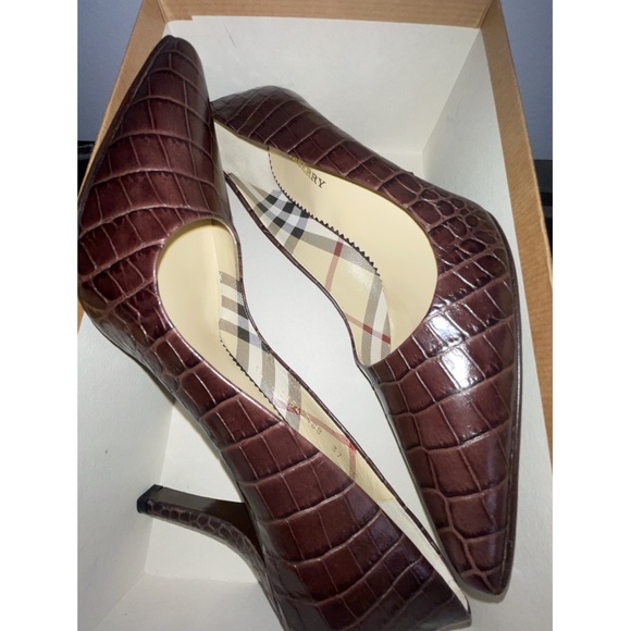 BURBERRY NWT Brown Croc Leather Pumps - Picture 5 of 12